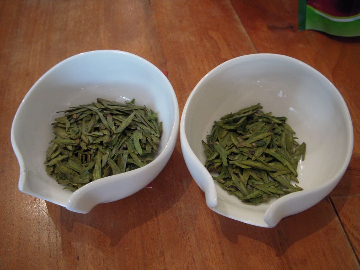 Hojas de té verde en dos cuencos